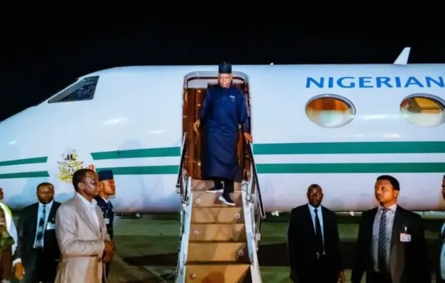 vice president kashimm shettima getting down plane 860x548 1 628x400